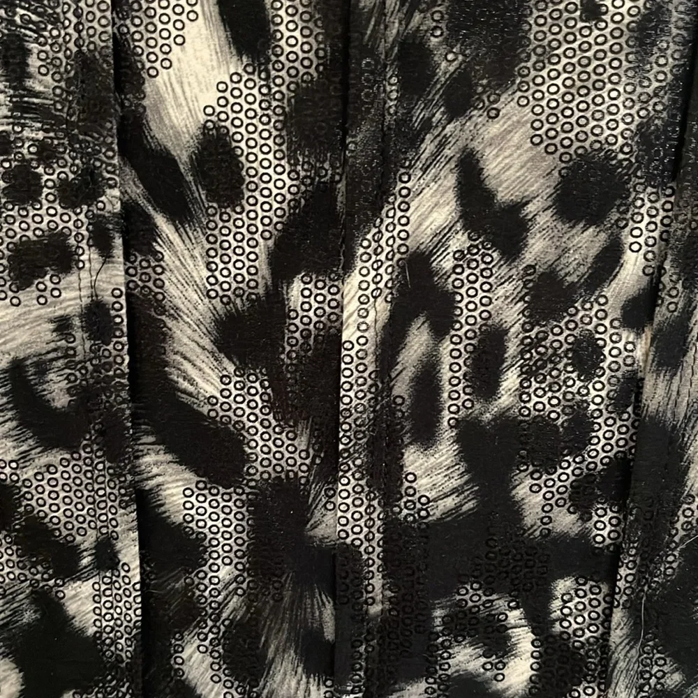 Peter Nygard black and light gray V neck blouse. Size XL - Picture 7 of 9